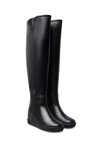 Stivali neri in pelle al ginocchio con un design elegante, zip laterale, punta rotonda e suola in gomma testurizzata con marchio.