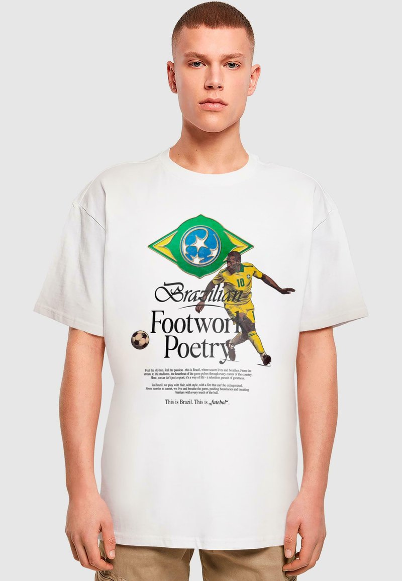 Balta marškinėliai su grafiniu dizainu, kuriame pavaizduota Brazilijos vėliava, tekstas "Brazilijos kojų poezija" ir sportininkas geltonais marškiniais.