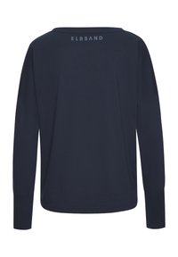 Marineblaues Langarmshirt mit Rundhalsausschnitt. Weicher Stoff, lockere Passform, mit dem auf der Rückseite in Hellblau gedruckten "ELBSAND"-Logo.