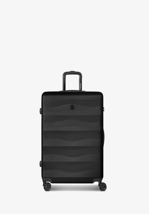 Schwarzer Hartschalenkoffer mit vier Rädern und ausgezogenem Griff auf weißem Hintergrund.