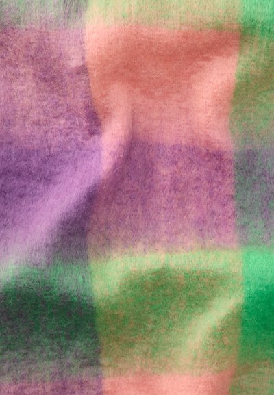 Tecido em mistura de lã com uma textura suave e um padrão xadrez em degradê nas tonalidades de roxo, verde e pêssego.