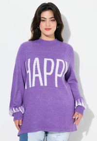 Lila gestrickter Pullover mit "HAPPY" in weißer Schrift. Mit gerippten Bündchen und Saum. Weicher Stoff, lockerer Schnitt und lange Ärmel.