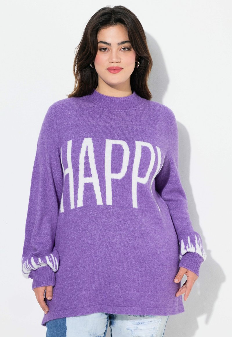 Lila gestrickter Pullover mit "HAPPY" in weißer Schrift. Mit gerippten Bündchen und Saum. Weicher Stoff, lockerer Schnitt und lange Ärmel.
