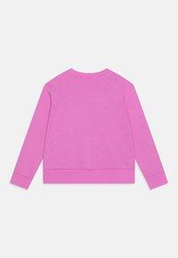 Sweatshirt rose avec des manches longues, col rond, poignets côtelés et ourlet inférieur. Texture lisse, design décontracté et uni sans motifs.