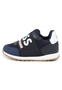 Sneaker blu navy realizzato in materiale mesh e sintetico, dotato di una ampia fascia elastica con scritte bianche e suola in gomma naturale.