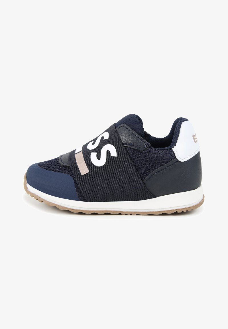 Sneaker blu navy realizzato in materiale mesh e sintetico, dotato di una ampia fascia elastica con scritte bianche e suola in gomma naturale.