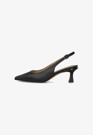 Zwarte slingback hak met een spitse neus, gemaakt van soepel synthetisch materiaal, stiletto-hakstijl en een verstelbare enkelband met een ronde gesp.
