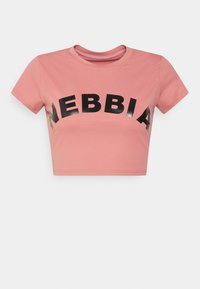 Lyserød cropped t-shirt lavet af glat stof. Har sort "NEBBIA" trykt i fede bogstaver på brystet. Korte ærmer og rund halsudskæring.