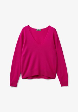 Pull fuchsia en V à col, fabriqué en matière douce, présentant des manches longues et un ourlet court avec des accents côtelés aux poignets et en bas.