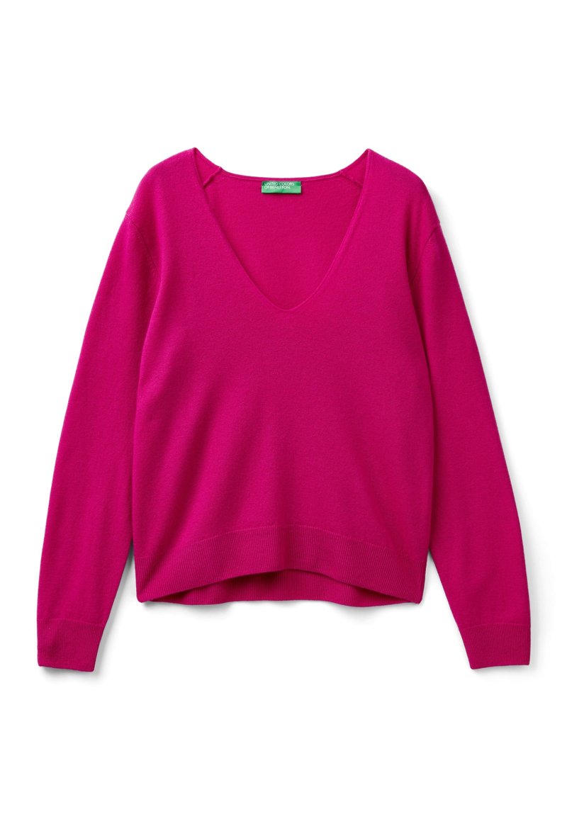 Fuksjowy sweter z dekoltem w serek wykonany z miękkiego materiału, z długimi rękawami i skróconym krojem z prążkowanymi akcentami na mankietach i dole.