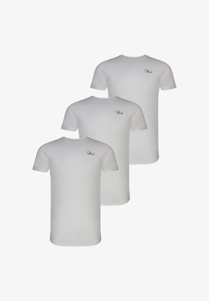 Tre enkle hvite T-skjorter med rund hals og korte ermer, med liten svart tekstlogo på venstre bryst, arrangert i overlappende rader.