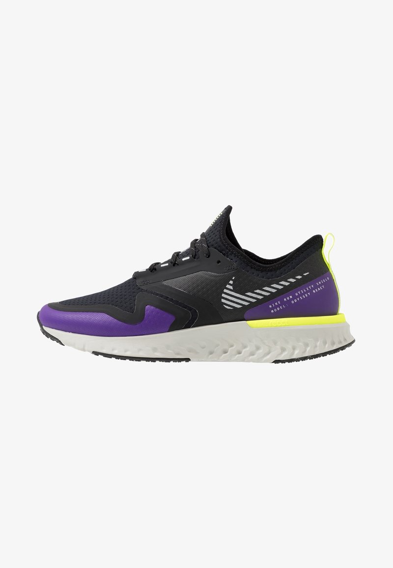 Chaussure de course Nike noire et violette avec semelle blanche, languette jaune au talon, swoosh à motifs et texte "Nike Run Utility Shield Model Odyssey React".