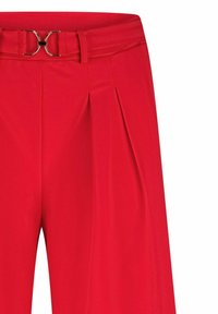 Rode geplooide broek met een gladde textuur, voorzien van een bijpassende riem en gouden hardware. De tailleband is plat en breed.