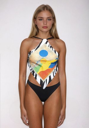 Zwemkleding met een driehoekig, kleurblok vooraan in levendig geel, blauw en groen, met een zwart-wit gestreept patroon aan de zijkanten.