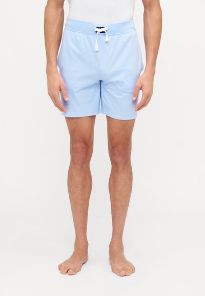 Shorts de bain bleu clair avec une taille élastique, un cordon de serrage blanc et une texture lisse. Longueur moyenne des cuisses sans motifs visibles.
