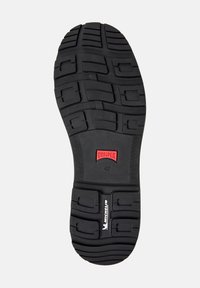 Suola di scarpa in gomma nera con scanalature profonde, dotata di marchi "CRAMPER" e "MICHELIN". Taglia 42 contrassegnata in rosso. Design testurizzato e durevole.