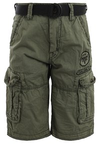 Pantaloni cargo di colore verde oliva realizzati in un tessuto leggero e strutturato, con più tasche laterali e una cintura nera. Dettaglio logo ricamato.