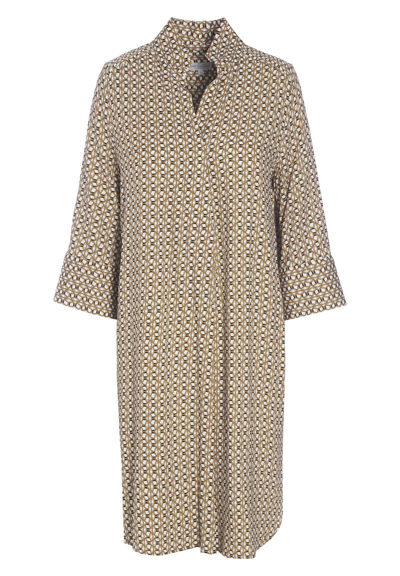 Robe mi-longue aux genoux à motif géométrique marron clair et blanc, manches trois-quarts et petit col montant.