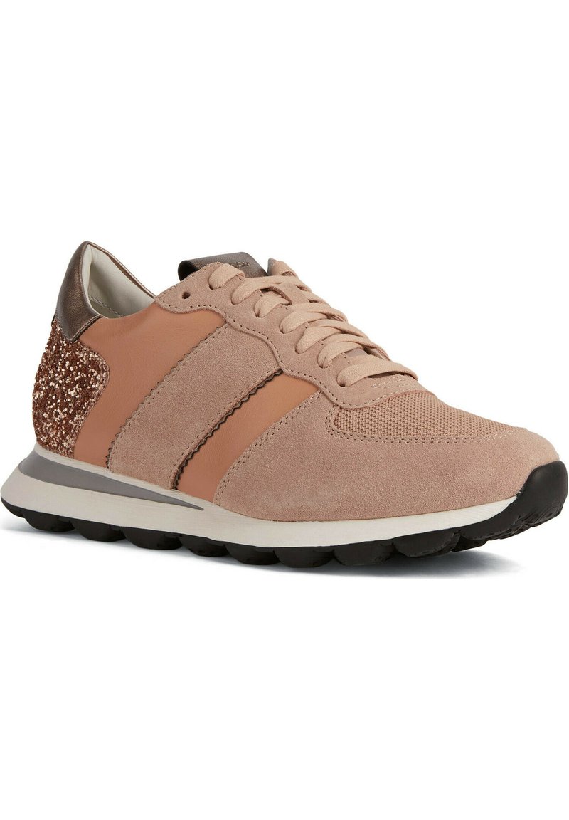 Helle rosa Sneaker mit Wildleder- und Lederpanelen, einem glitzernden Akzent an der Ferse und einer gepolsterten schwarzen Sohle.