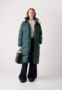 Lacoste Abrigo de plumas - sinople/lapland