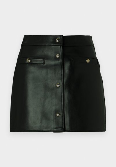 Gonna mini nera in pelle con chiusura anteriore a bottone, due tasche frontali e dettagli metallici. Texture liscia con un design aderente.