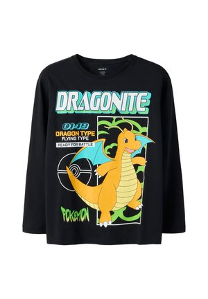 T-shirt noir à manches longues avec un graphisme coloré de Dragonite Pokémon, texte indiquant "Dragonite," "0149 Dragon Type Flying Type," et "Ready for Battle."