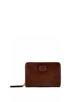 Portefeuille en cuir marron avec fermeture éclair autour, bracelet poignet et patch logo embossé sur le devant, sur fond blanc.