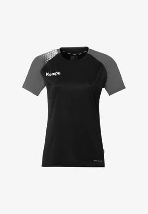 Sort sportsjersey med korte ærmer, prydet med grå detaljer og et geometrisk mønster på skuldrene. Fremstillet af åndbart materiale.