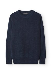 Suéter de punto en color azul marino con textura de canalé, cuello redondo y hombros ligeramente caídos, con un corte relajado y aberturas laterales en el dobladillo.