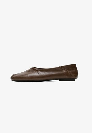Chaussure plate en cuir marron avec un bout rond et des coutures minimales, vue de profil sur fond blanc.