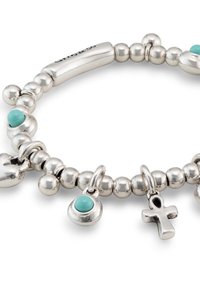 Bracelet en perles d'argent avec des accents turquoises et plusieurs breloques, dont un cœur, une clochette et un symbole ankh. Le design est texturé.