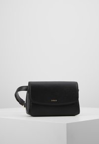 Borsa a tracolla in pelle nera con superficie testurizzata, chiusura a patta e dettaglio del logo in oro. Forma rettangolare compatta con tracolla corta.