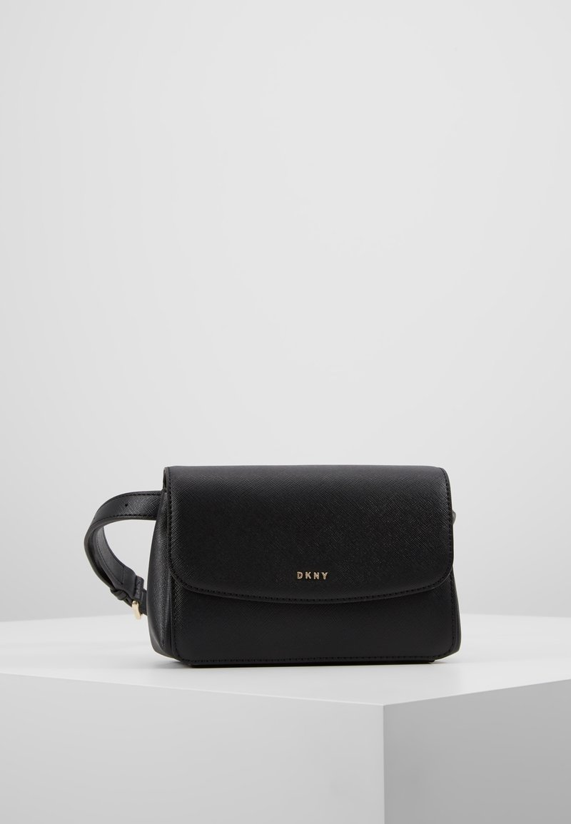 Borsa a tracolla in pelle nera con superficie testurizzata, chiusura a patta e dettaglio del logo in oro. Forma rettangolare compatta con tracolla corta.