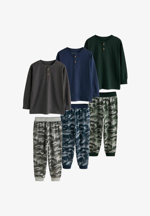 Tre sæt langærmede henley-tops i grå, marineblå og mørkegrøn med matchende camouflage print joggingbukser.