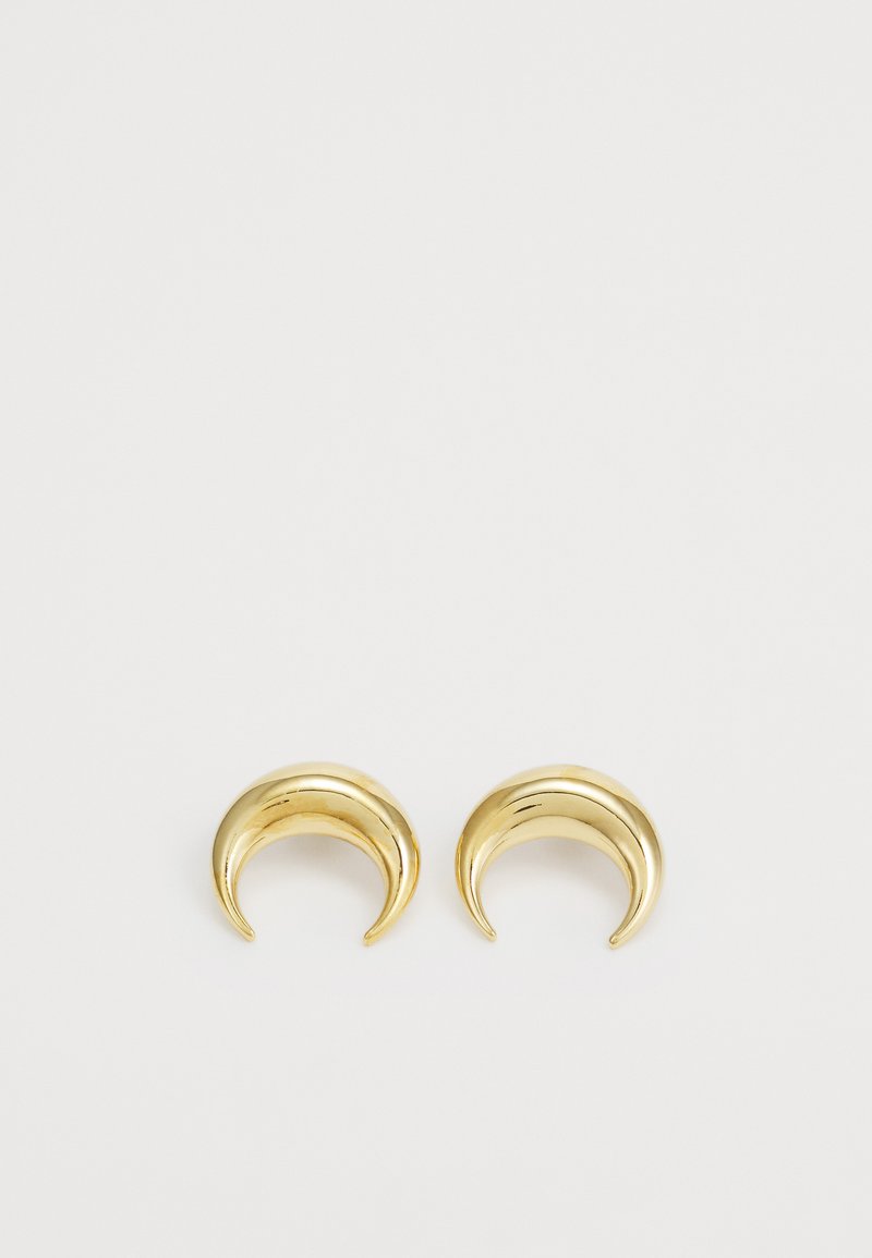 Zelta pusmēness formas auskari ar gludu, spīdīgu virsmu. Izceļas ar izliekumu, ievērojama ar savu mūsdienīgo izskatu un vieglo materiālu.