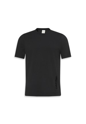 Maglietta nera a maniche corte realizzata in cotone liscio, con un classico colletto a girocollo e un piccolo logo stampato sul lato inferiore.