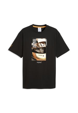 Sort t-shirt med korte ærmer med en racerkører iført hjelm og teksten "Oscar Piastri" samt McLaren-logoet foran.