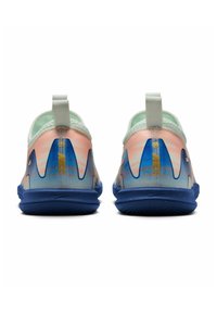 Scarpe Nike con un design a gradiente nei toni del rosa e del blu, con una suola blu texturizzata e linguette sul retro per facilitarne l'indossamento.