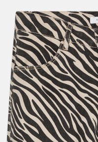 Beige en zwarte denimstof met zebraprint, voorzien van een vijfzakkenontwerp, stevige stiksels en een middelhoge tailleband.