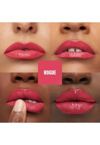 Quatre looks à lèvres dans des nuances de rose variées. Texte centré "ROGUE" sur un fond rose. Des finitions glossy et mates sont mises en avant.