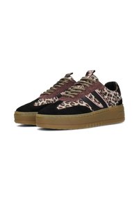 Une paire de baskets basses avec imprimé léopard, en suède noir, avec des accents bruns, des lacets à motifs et de épaisses semelles en caoutchouc beige sur fond blanc.