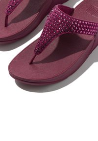 Paarse slippers met een gestructureerde zool en neusriempjes versierd met paarse strass-steentjes, voorzien van een gevoerd voetbed voor extra comfort.