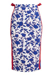 Květinová midi sukně s bílým podkladem, zdobená modrými květinovými vzory a červenými bočními akcenty; navržena s volánkovými okraji nahoře.