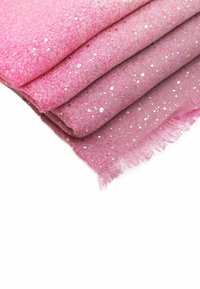 Sciarpa rosa con una sfumatura che va dal chiaro allo scuro, caratterizzata da sparse macchie metalliche dorate e bordi sfrangiati. Tessuto morbido e leggero.