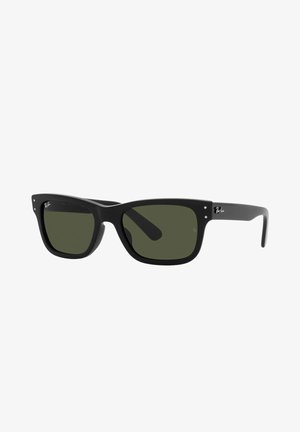 Occhiali da sole neri con montatura angolare e spessa e lenti verdi. Presentano dettagli in argento e una finitura opaca. Logo Ray-Ban classico sul lato.