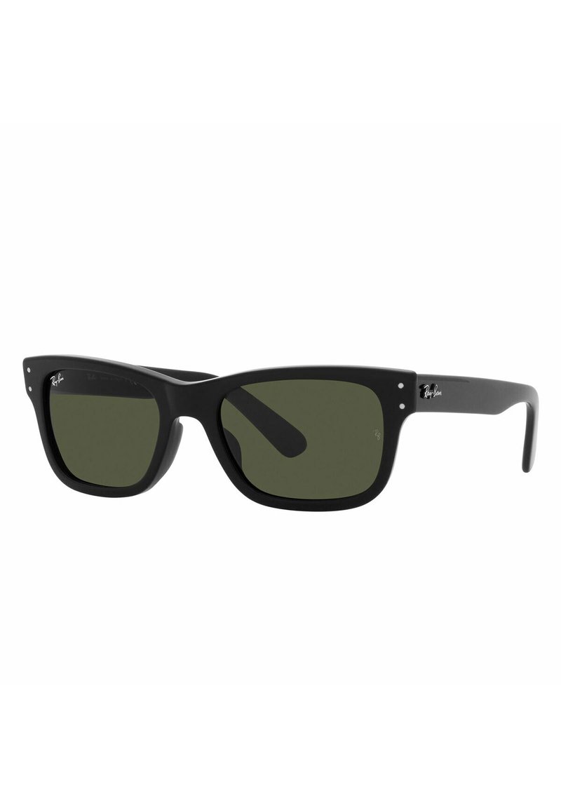 Occhiali da sole neri con montatura angolare e spessa e lenti verdi. Presentano dettagli in argento e una finitura opaca. Logo Ray-Ban classico sul lato.