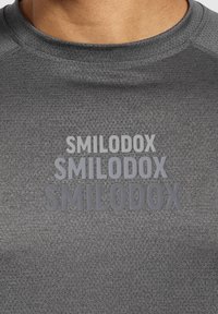 Smilodox POWERFIT TRIPLE PERFORMANCE - T-shirt till träning - anthrazit