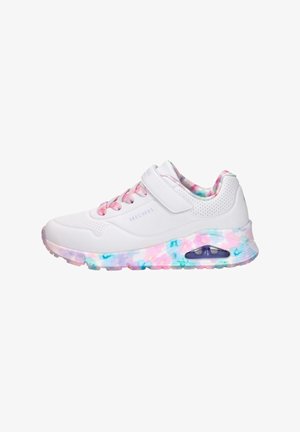 Witte sportschoen met een bovenwerk van glad leer, roze veters en een doorschijnende zool met bloemenpatroon en een zichtbare luchtkussenunit.