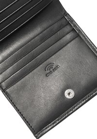 Interior de cartera de cuero negro con protección RFID, múltiples ranuras para tarjetas, textura suave y detalle de botón a presión plateado.