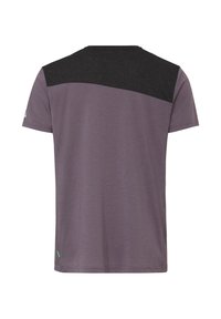 T-shirt homme à manches courtes, violet doux avec un empiècement noir sur le haut du dos, design uni, coupe décontractée.